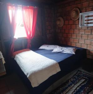 Ce lit se trouve dans un dortoir doté d'une fenêtre et d'un lit sidx sidx. dans l'établissement Cabana 01, à Imbituba