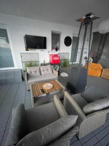 OveseluCasa de Vacanta Nora的带沙发和桌子的客厅