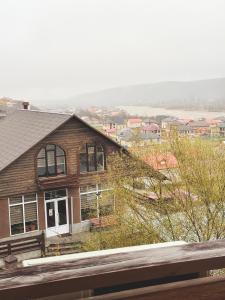 une maison avec vue sur la ville dans l'établissement MAER'S Hotel, à Qusar