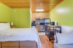 Køkken eller tekøkken på Right on the Beach! OOB Studio Half-Mi to the Pier