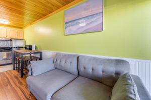 Køkken eller tekøkken på Right on the Beach! OOB Studio Half-Mi to the Pier + 18 billeder