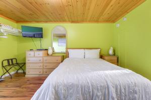 En eller flere senge i et værelse på Right on the Beach! OOB Studio Half-Mi to the Pier