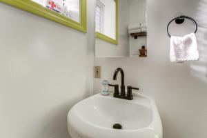 Et badeværelse på Right on the Beach! OOB Studio Half-Mi to the Pier