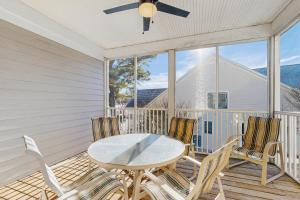 un patio con tavolo e sedie su un balcone di Bear Trap Dunes 53D Willow Oak Ave a Ocean View