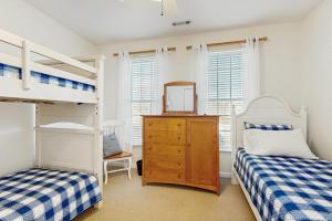 una camera con due letti a castello e uno specchio di Bear Trap Dunes 53D Willow Oak Ave a Ocean View Altre 28 foto
