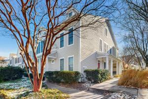 una casa bianca con un albero di fronte di Bear Trap Dunes 53D Willow Oak Ave a Ocean View