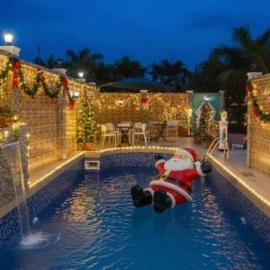 Bazén v ubytování Hôtel The Place nebo v jeho okolí