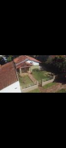 due immagini di un edificio con un parco e di un edificio con una panchina di Casa MARAIMAU a Encarnación 1 altra foto