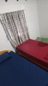 un letto con una tenda sopra di Casa MARAIMAU a Encarnación