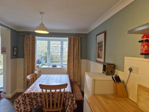 een eetkamer met een tafel en een raam bij Westgate Cottage in Pickering