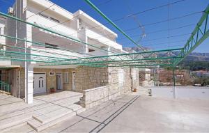 Ban công/sân hiên tại Stunning Apartment In Tucepi With Lake View