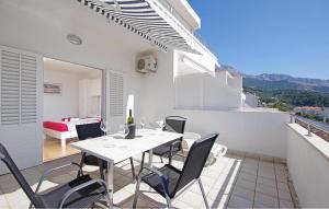 Ban công/sân hiên tại Stunning Apartment In Tucepi With Lake View +4 ảnh