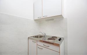 Nhà bếp/bếp nhỏ tại Stunning Apartment In Tucepi With Lake View