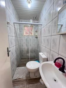 un bagno con un water e un lavandino di Cantinho do Sonho - Chalé Sol a Palhoça
