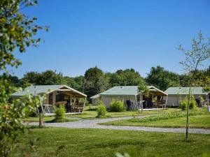 eine Reihe luxuriöser Lodges in einem Park in der Unterkunft Camping 4 étoiles - Parc aquatique - ccbcbhg in Caro