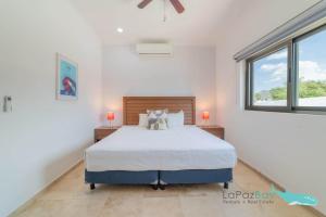 una camera da letto con un letto con due lampade e una finestra di Beautiful House 3 Floors BBQ and Relaxation a La Paz