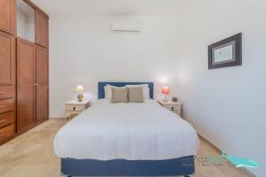 una camera da letto con un letto grande e due comodini di Beautiful House 3 Floors BBQ and Relaxation a La Paz