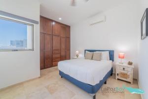 una camera da letto con un letto grande e una finestra di Beautiful House 3 Floors BBQ and Relaxation a La Paz