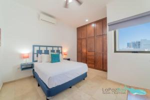 una camera da letto con un letto e una grande finestra di Beautiful House 3 Floors BBQ and Relaxation a La Paz Altre 34 foto