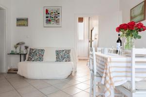 un soggiorno con un divano bianco e un tavolo di Seaside holiday inn - free parking a Livorno