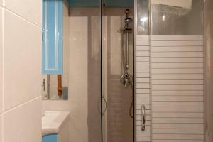 una doccia in vetro in un bagno con lavandino di Seaside holiday inn - free parking a Livorno