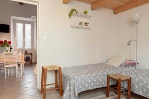 una camera da letto con un letto e una sala da pranzo con un tavolo di Seaside holiday inn - free parking a Livorno