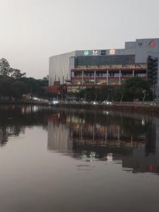 ein großes Gebäude neben einem Gewässer in der Unterkunft Alojamiento AV PIONEROS DEL ÉSTE in Ciudad del Este