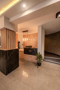 Un vestíbulo con paneles de madera y una planta en maceta. en Garni Hotel Mediteraneo, en Novi Sad