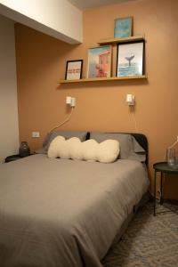 En eller flere senge i et værelse på Life Hospitality Apartments