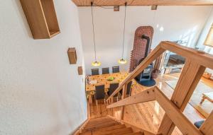 een houten trap naar een eetkamer met een tafel bij Zur-alten-Dorfschule in Trennewurth +8 foto's