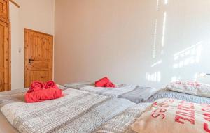 twee bedden in een kamer met rode handdoeken erop bij Zur-alten-Dorfschule in Trennewurth