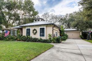 En have udenfor Canal-Front Retreat with Hot Tub and Dock in Tavares