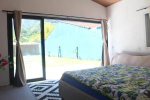 Giường trong phòng chung tại Espaço Guaraú Peruíbe SP