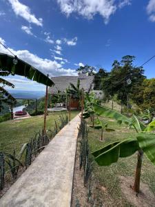 een pad voor een huis met een tuin bij Renaco Glamping in Sauce