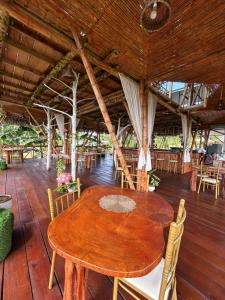 een houten tafel en stoelen in een paviljoen bij Renaco Glamping in Sauce