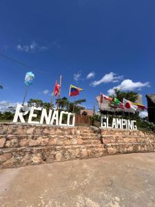 een bord met vlaggen op een gebouw bij Renaco Glamping in Sauce +1 foto
