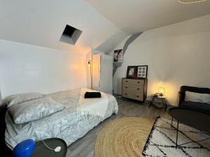 En eller flere senge i et værelse på Le Comfy Studio Central proche Disney & Paris