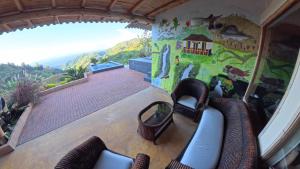 a room with chairs and a mural on the wall at Cascada Sagrada in Pijao