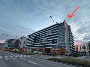 Een vlieger zweeft in de lucht boven een gebouw. bij Apartament Jurowiecka 17 in Białystok