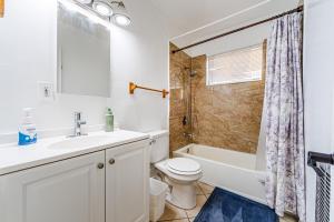 Et badeværelse på Gorgeous 1 Bedroom Apartment#7 + 31 billeder