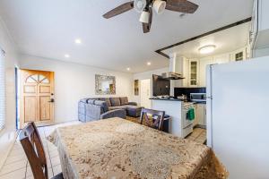 Køkken eller tekøkken på Gorgeous 1 Bedroom Apartment#7