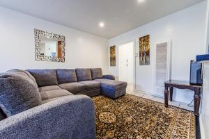 Et opholdsområde på Gorgeous 1 Bedroom Apartment#7