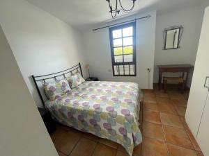 una camera da letto con un letto e una finestra di Olivia’s house a Maspalomas Altre 8 foto