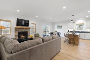 un salon avec un canapé et une cheminée dans l'établissement Dells Domain 2.0, à Wisconsin Dells