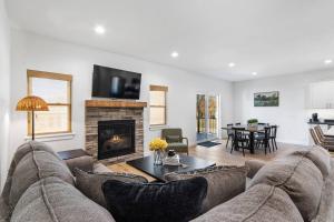 un salon avec un canapé et une cheminée dans l'établissement Dells Domain 2.0, à Wisconsin Dells