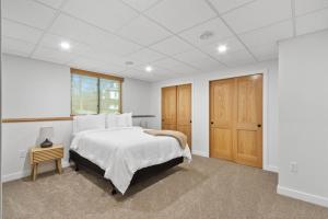 une chambre blanche avec un lit et une fenêtre dans l'établissement Dells Domain 2.0, à Wisconsin Dells