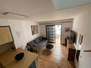 un soggiorno con un divano e un tavolo di Olivia’s house a Maspalomas