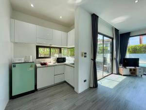 Kuchyň nebo kuchyňský kout v ubytování 2 Bedroom Pool villa Chalong