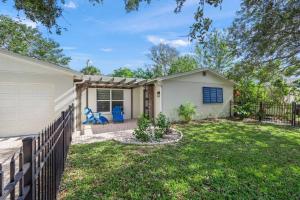 une maison avec une clôture et un jardin dans l'établissement Avenida Sanctuary, à Siesta Key