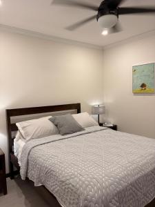 Giường trong phòng chung tại White Rock Villa